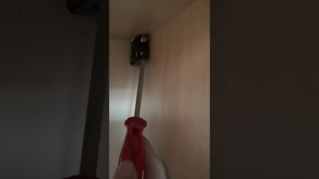 Comment fixer les armoires du haut d'une cuisine, visser dévisser les crochets