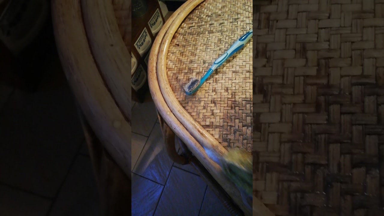 Nettoyer une table en rotin