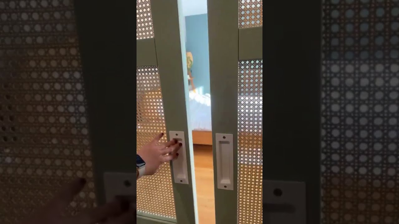 Portes en rotin dans la chambre avec armoire - légèreté et beauté naturelle #renoportes